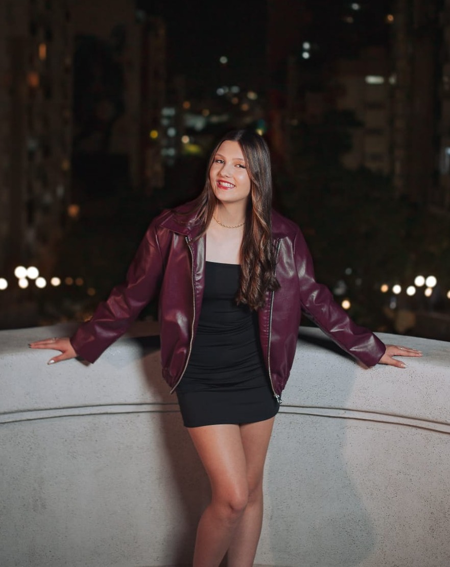 Foto noturna da aniversariante Ryanna sorrindo na cidade